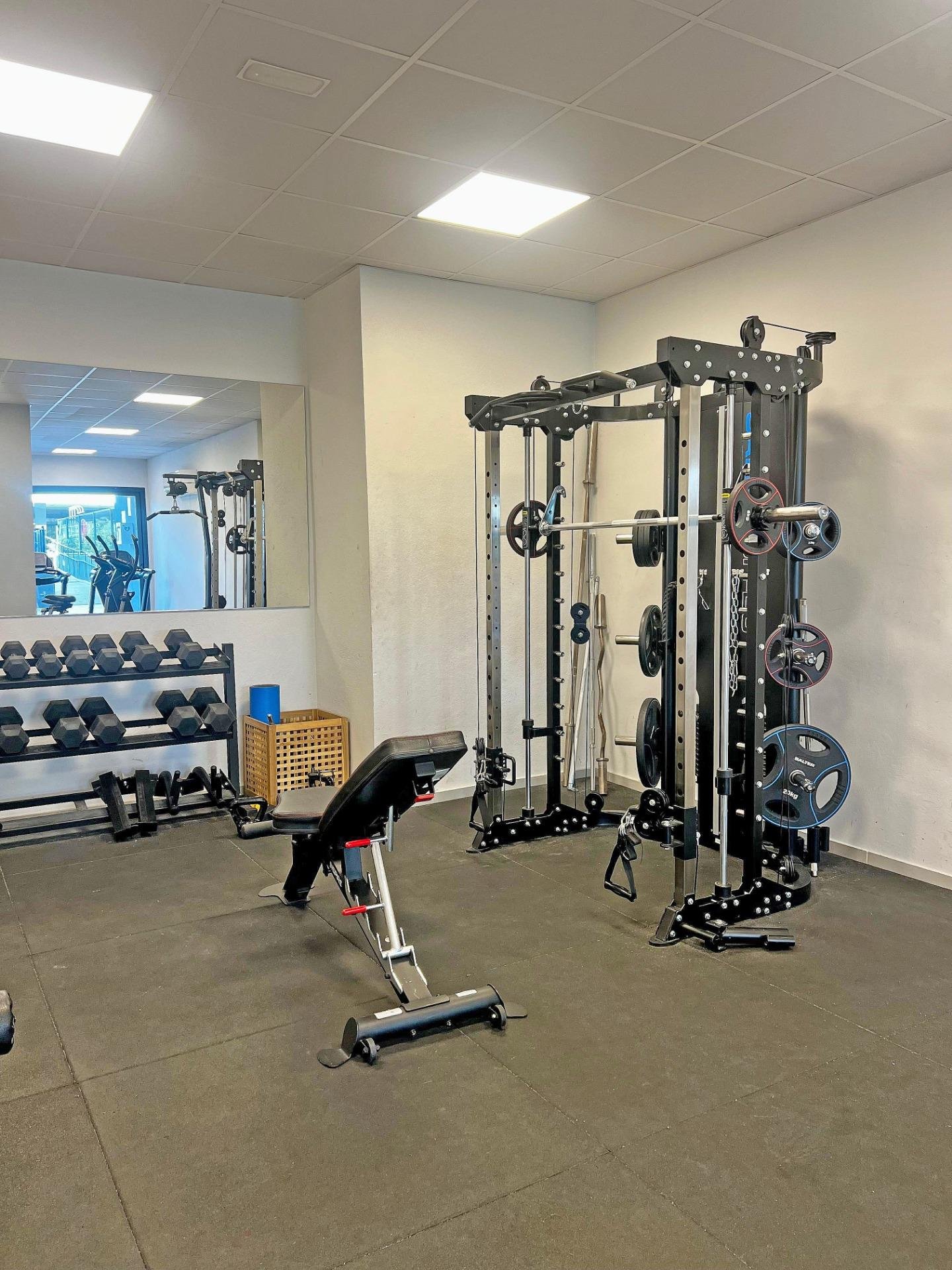 Gimnasio moderno bien equipado