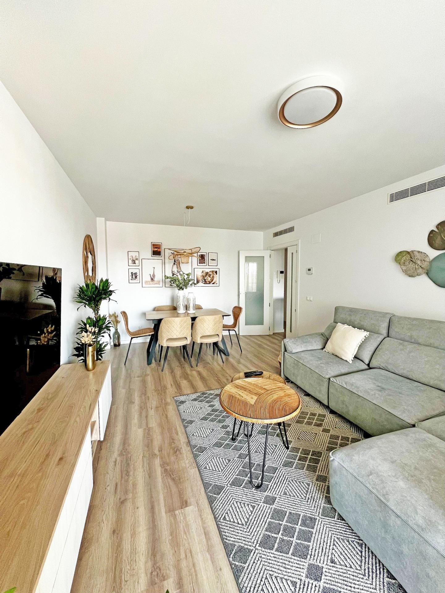 Sala de estar moderna y acogedora
