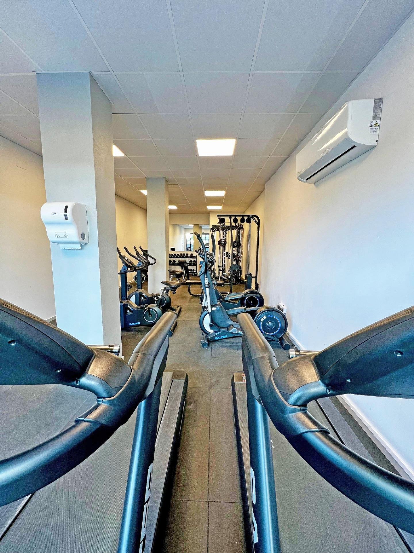 Gimnasio moderno con equipamiento