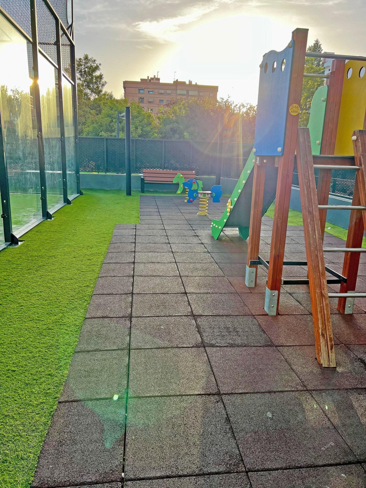 Parque infantil con juegos