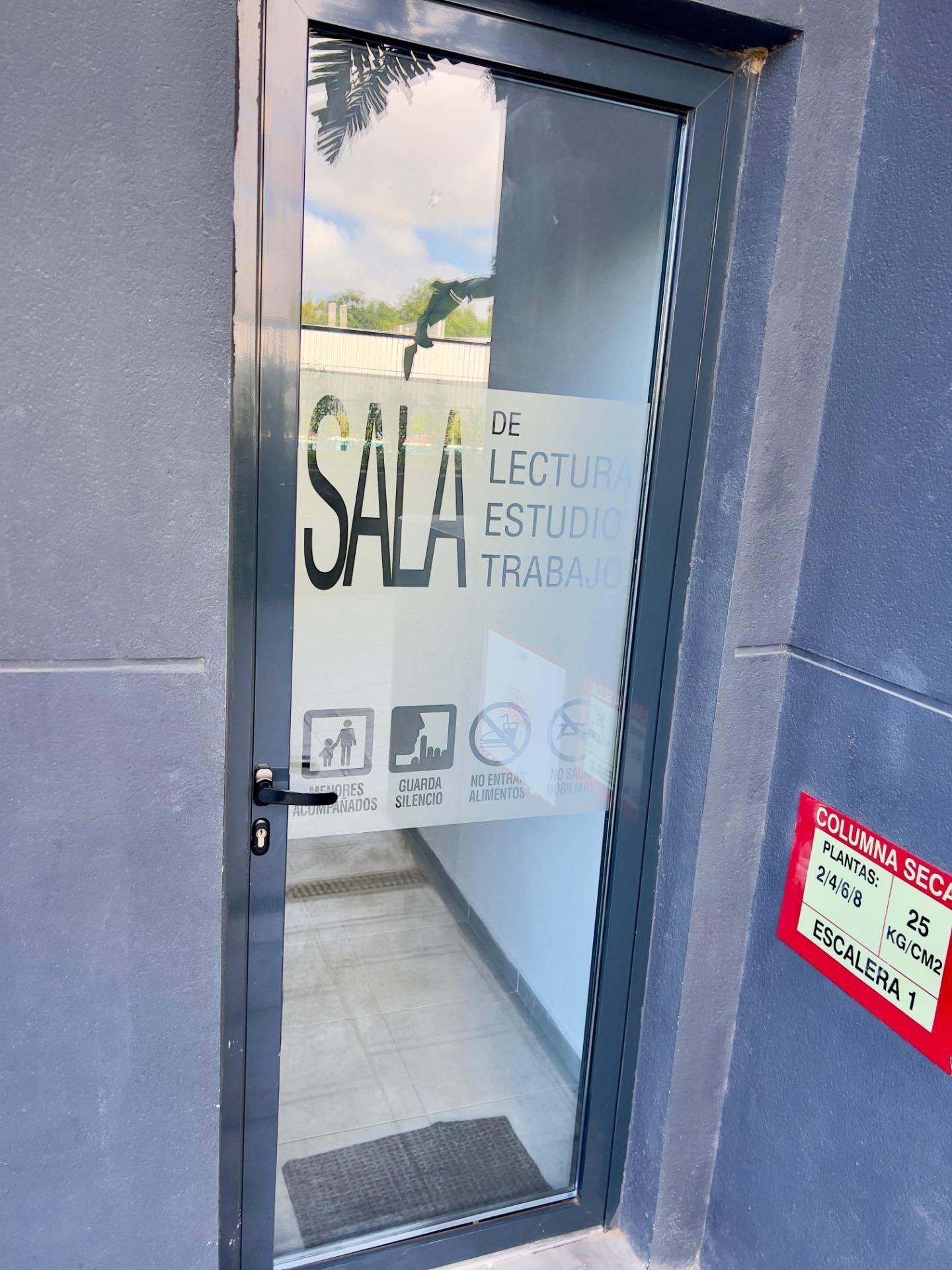 Puerta de sala de lectura
