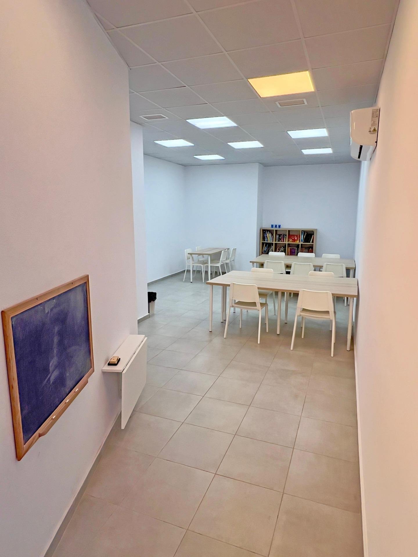 Aula moderna y luminosa