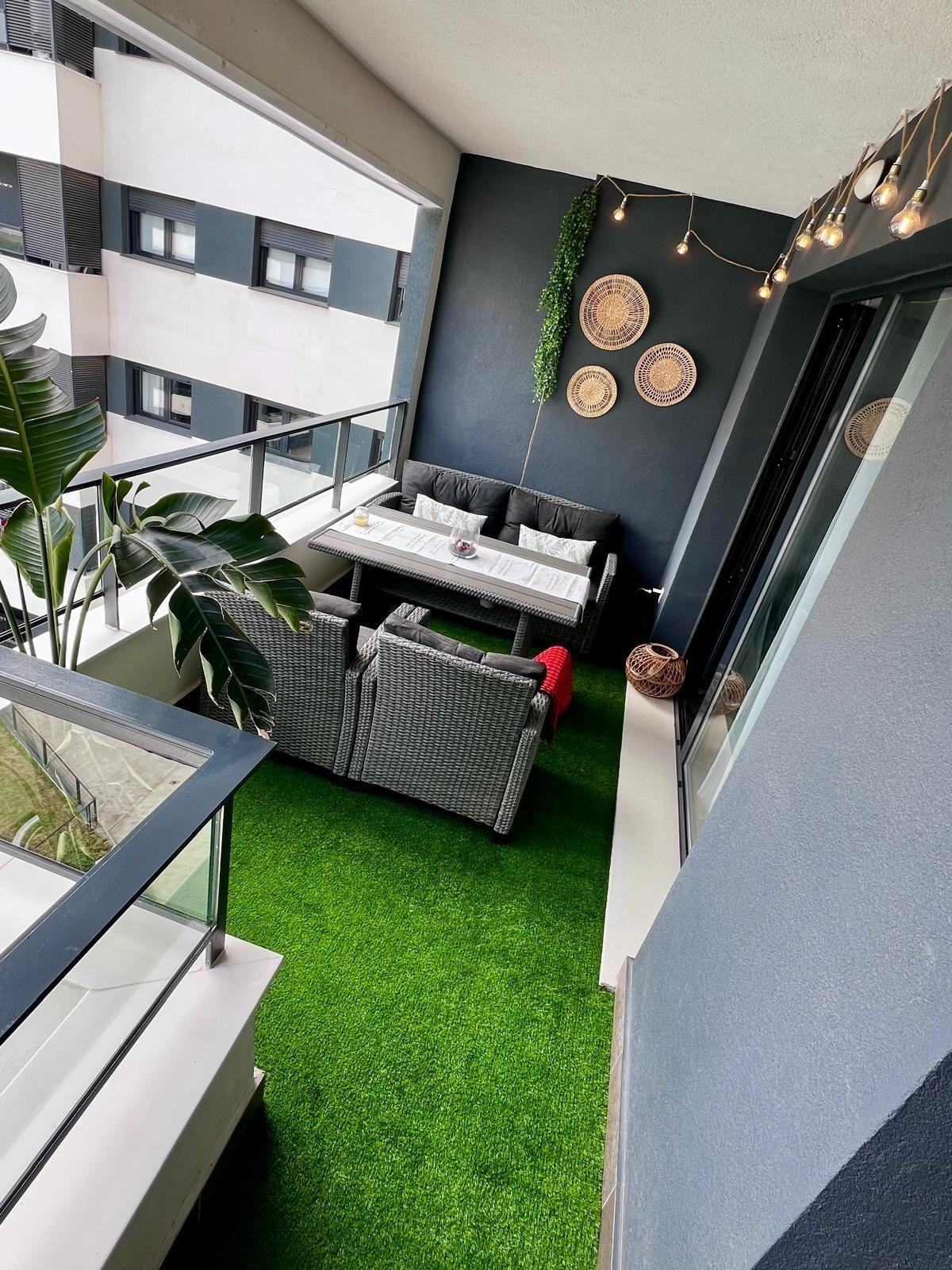 Terraza moderna con decoración elegante
