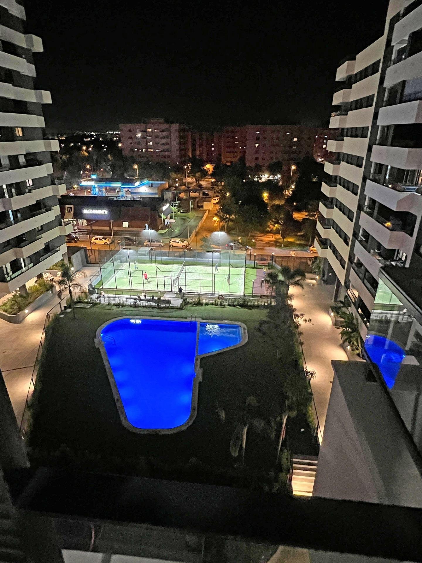 Vista nocturna de un complejo residencial