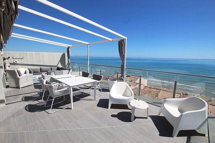 Terraza con mobiliario contemporáneo y vista al océano