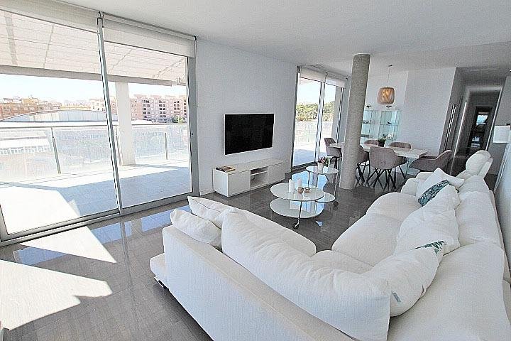 Sala de estar moderna y luminosa