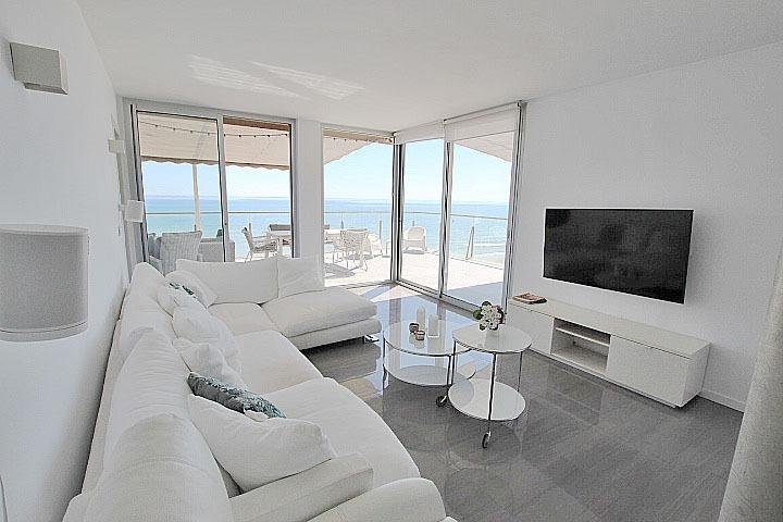 Sala de estar moderna con vista al mar