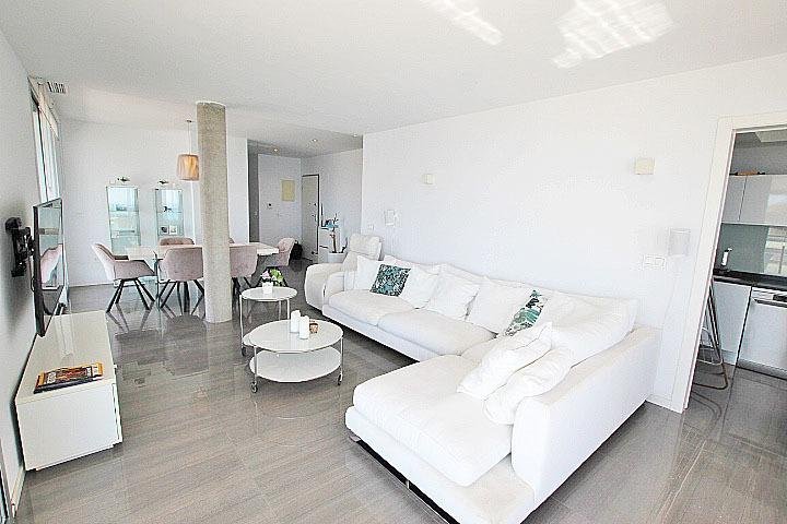 Sala de estar moderna y luminosa