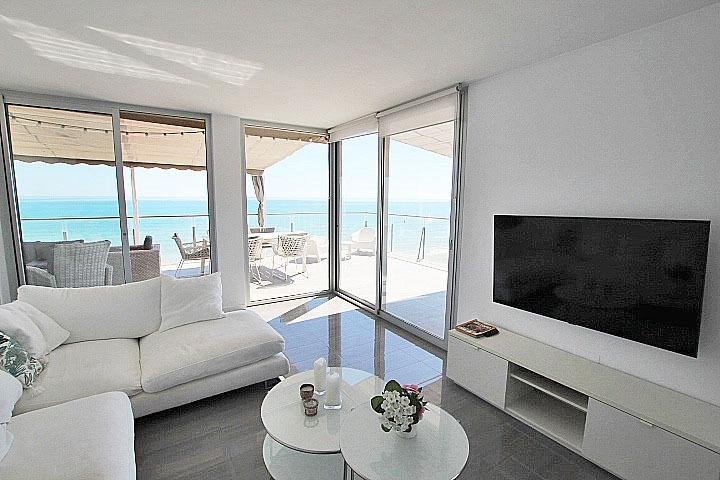 Sala moderna con vista al mar