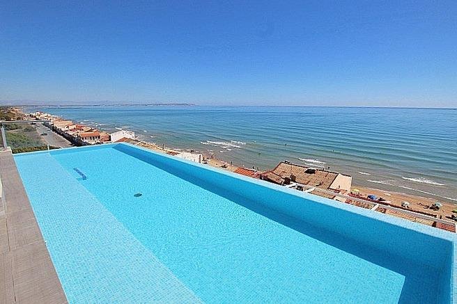 Piscina infinita con vista al mar