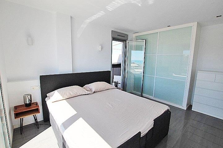 Habitación moderna con vista al mar