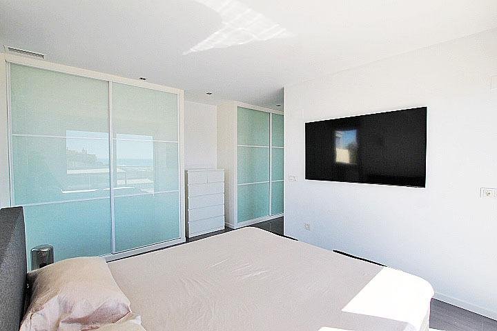 Habitación moderna con cama y TV