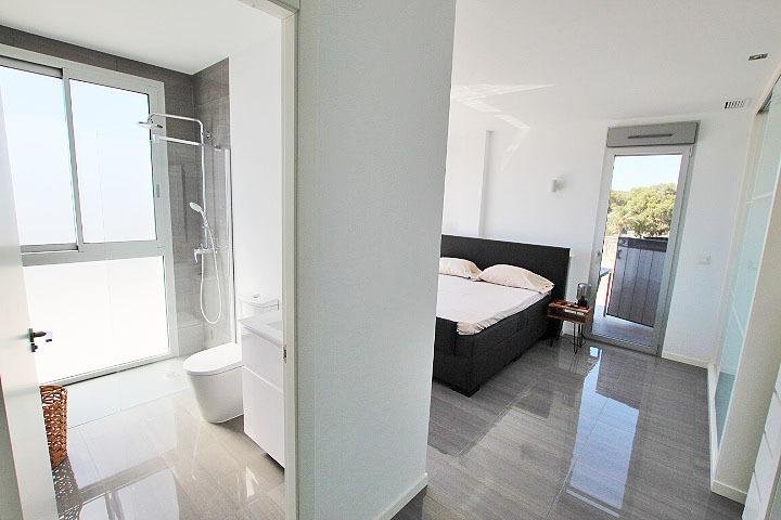 Habitación luminosa con baño
