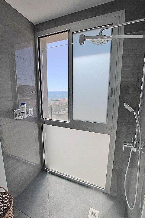 Baño con vista al mar
