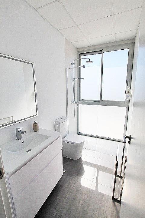 Baño moderno con ventana
