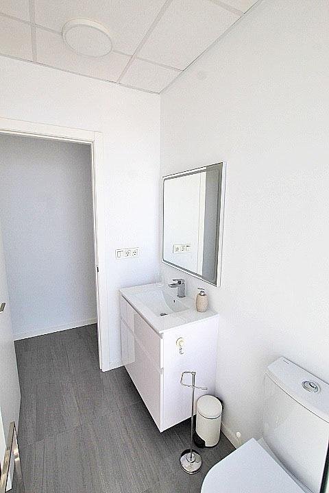 Baño moderno y minimalista