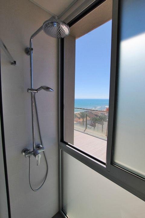Ducha con vista al mar