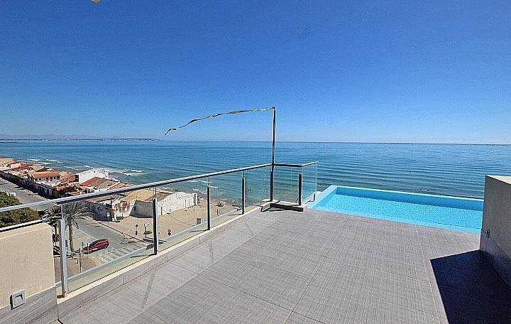 Terraza con piscina y vista al mar