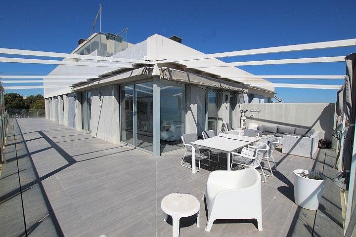 Terraza moderna con mobiliario elegante
