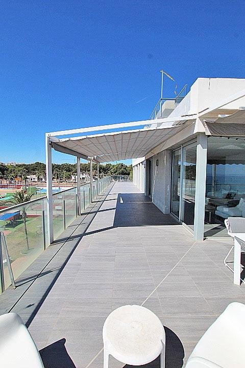Terraza moderna con vista al mar