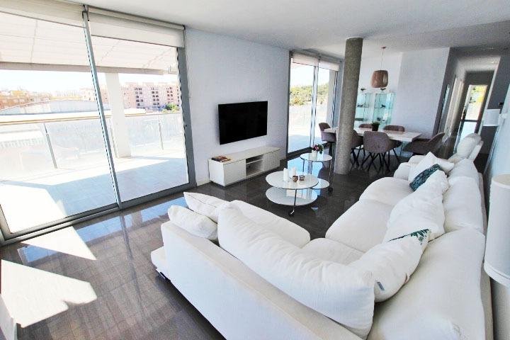 Sala de estar moderna y luminosa