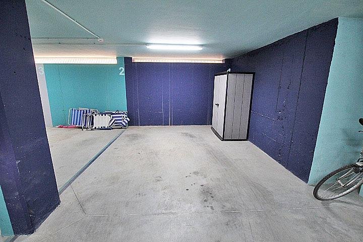 Espacio de garaje amplio y limpio