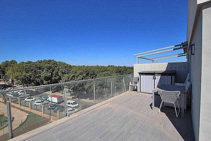 Terraza moderna con vista panorámica