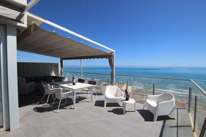 Terraza moderna con vistas al mar