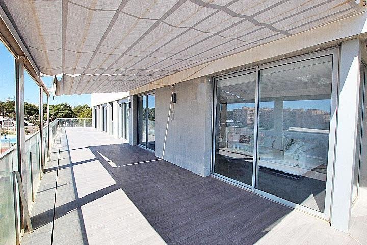Terraza moderna y amplia