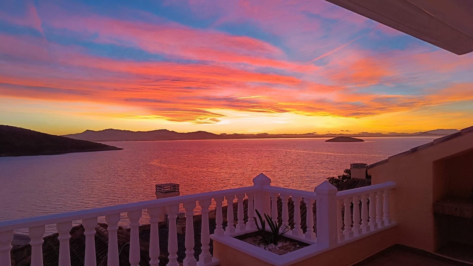 Atardecer sobre el mar