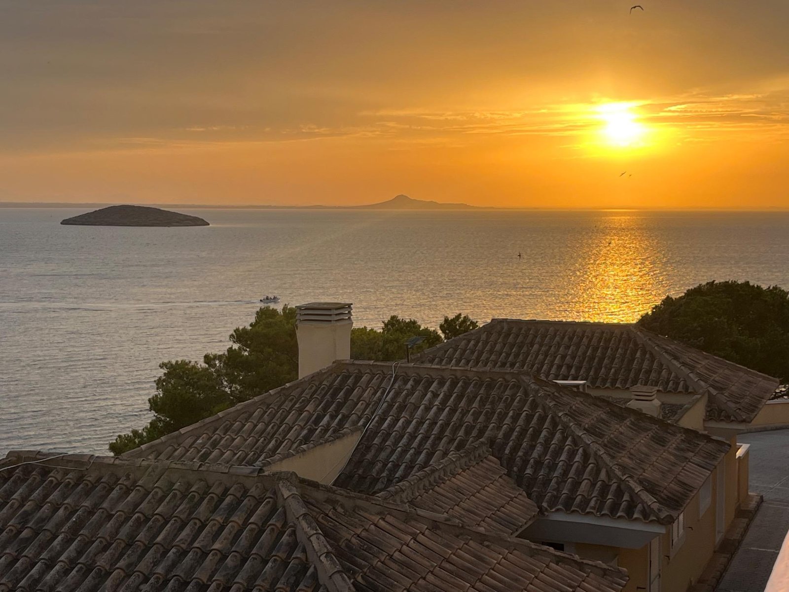 Atardecer sobre el mar