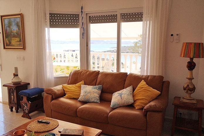 Sala de estar con vista al mar