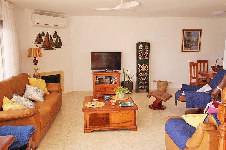 Sala de estar acogedora y luminosa