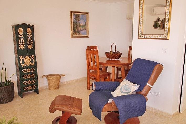 Sala de estar acogedora y luminosa
