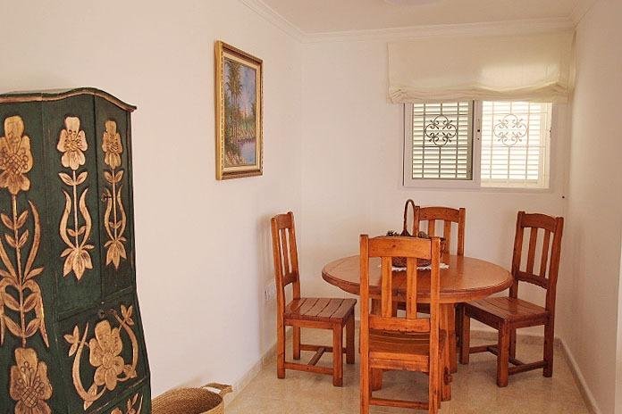 Comedor sencillo con muebles de madera