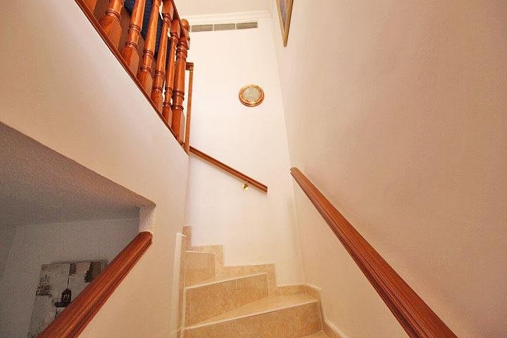 Escalera con barandilla de madera