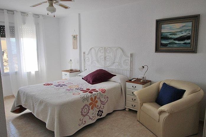 Habitación luminosa y acogedora