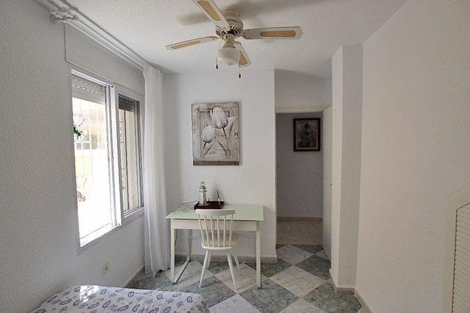 Habitación con escritorio y ventana