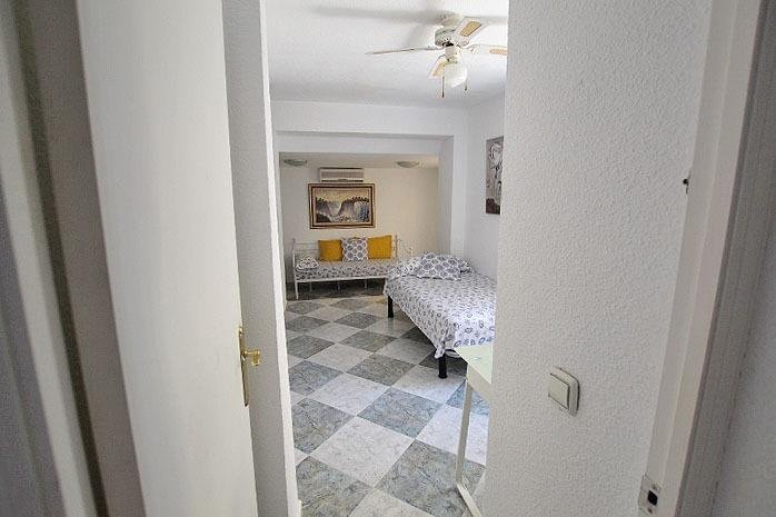 Habitación con camas y decoración sencilla