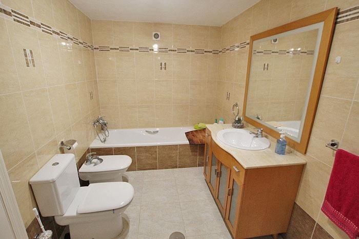 Baño moderno y bien iluminado