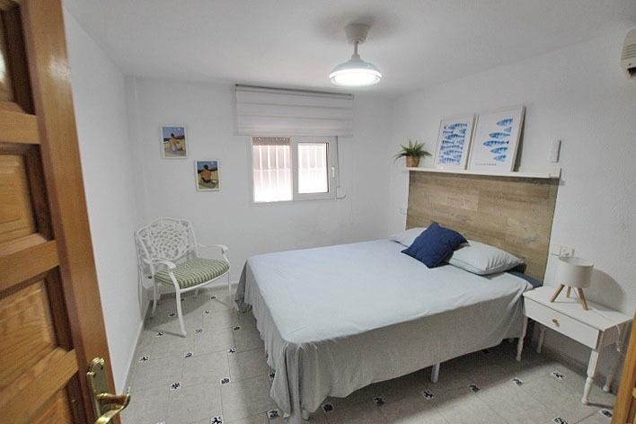 Habitación luminosa y acogedora