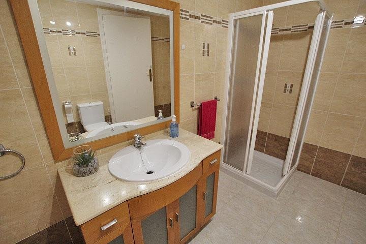 Baño moderno con ducha y lavabo