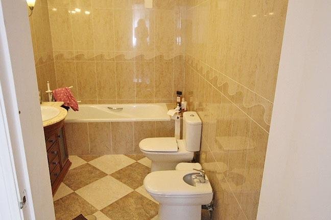 Baño moderno con bañera y sanitario
