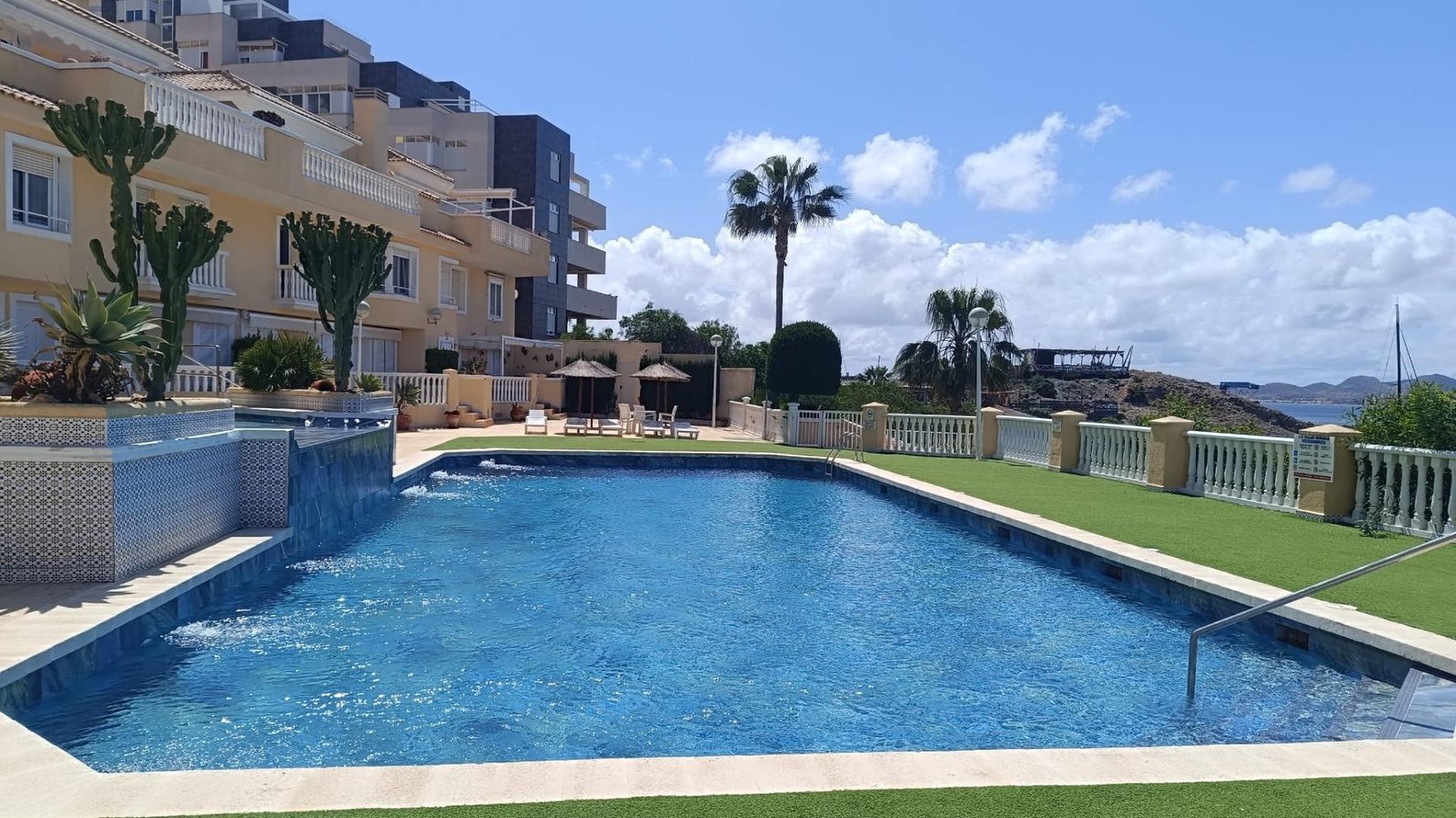 Piscina en complejo residencial