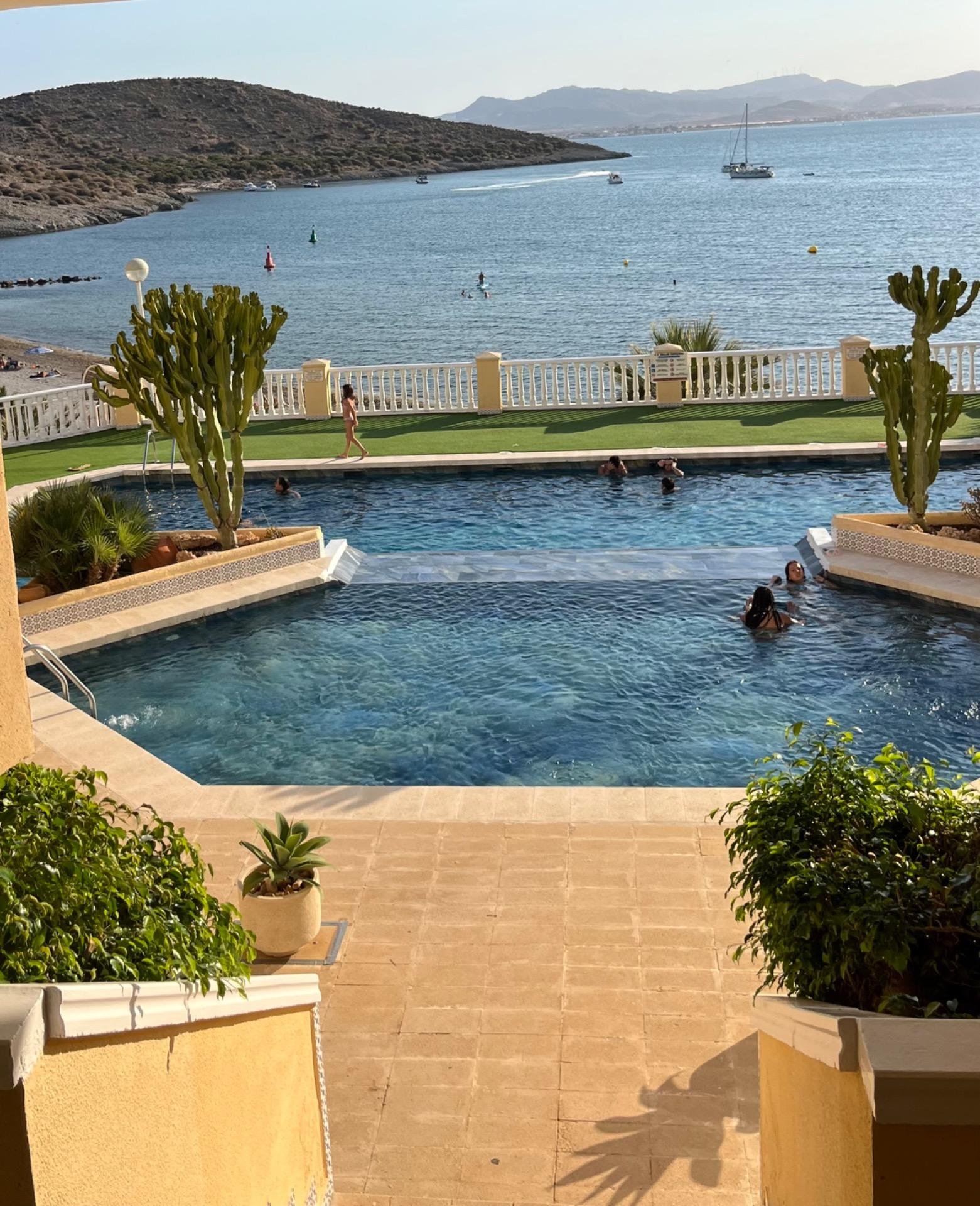 Vistas de piscina frente al mar