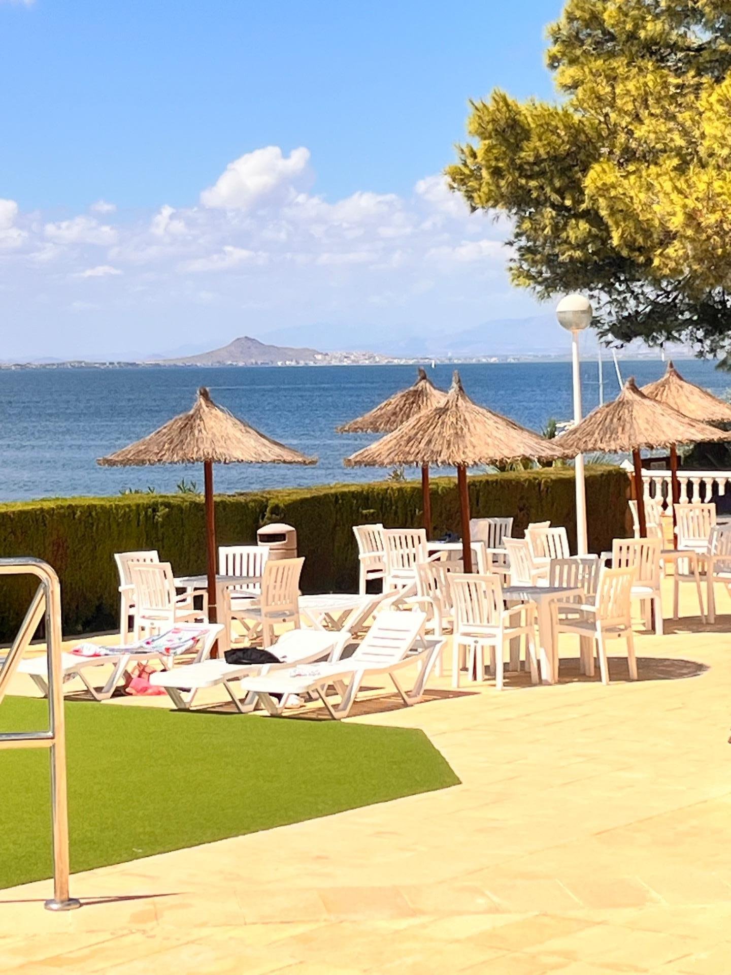 Área de descanso junto al mar