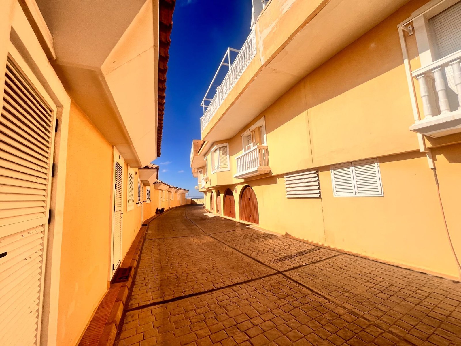Calle residencial con edificios amarillos