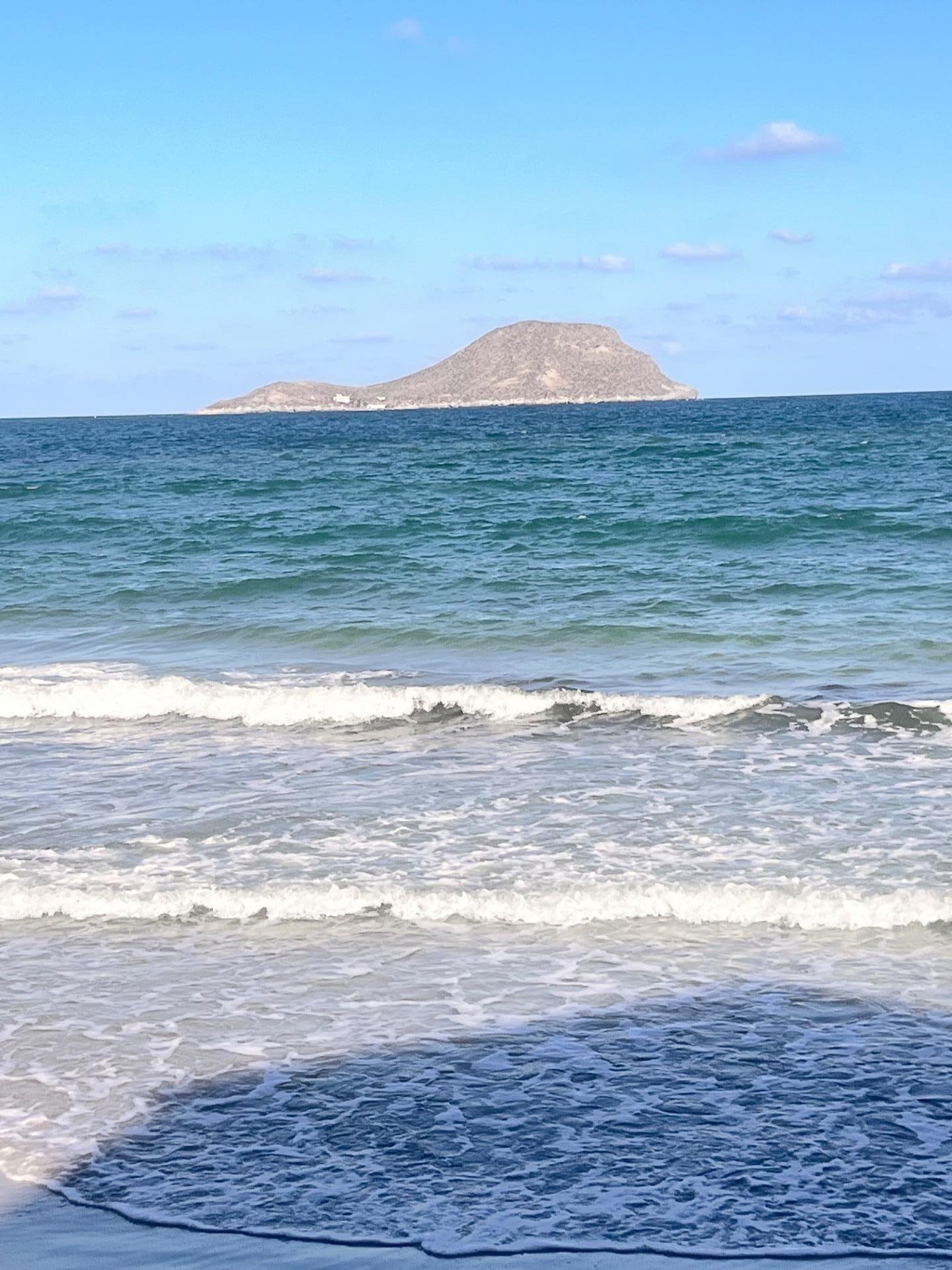 Vista de la playa y una isla