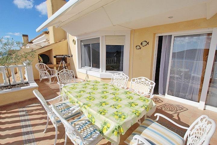 Terraza con muebles y vista al exterior